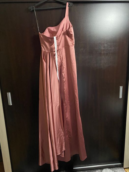 Официална сатенена рокля