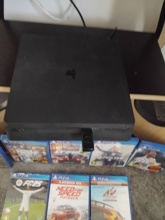 Vând PS 4 cu 2 console și 8 jocuri