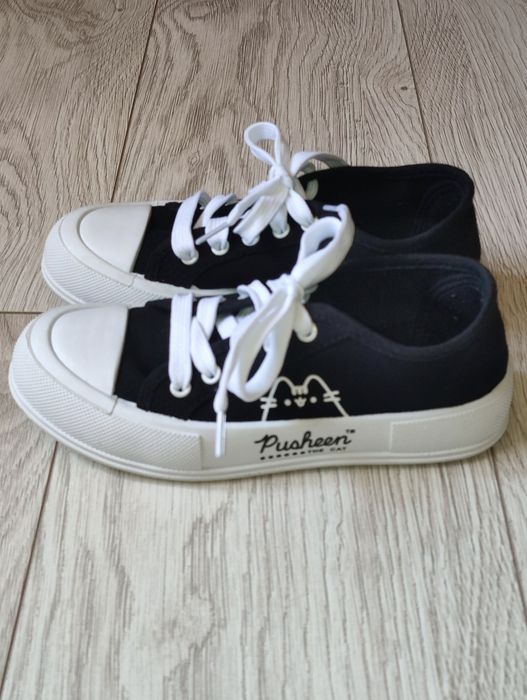 Lot teniși, pt fete,cu adeziv si șiret,in stare foarte buna