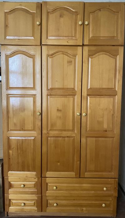 Гардероб от чамово дърво