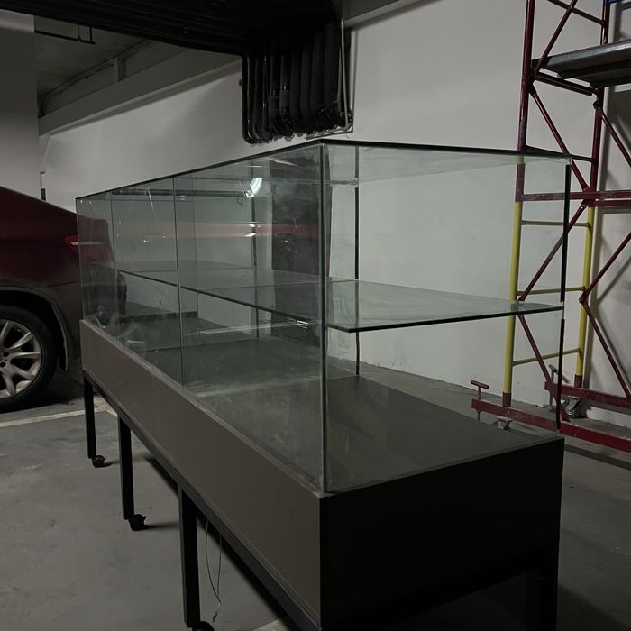 Витрина стеклянный