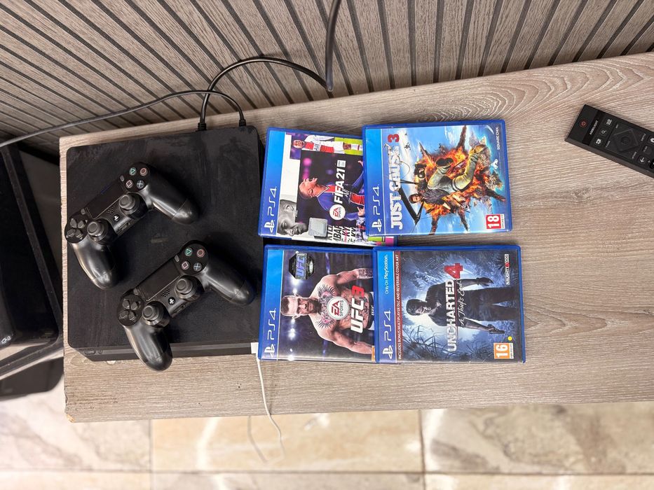 PS 4 Slim 1 TB 2 Controllers 10 games
