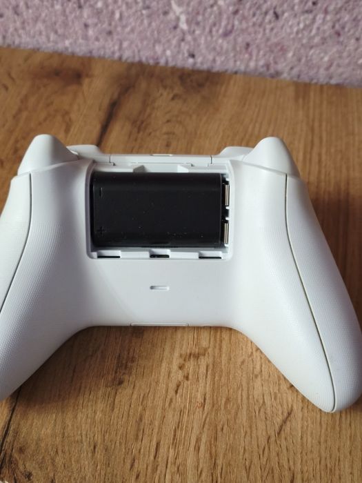 Продам консоль Xbox Series S 2 джостика