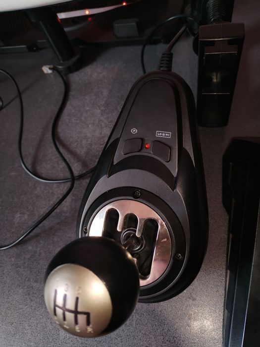 Volan de gaming cu pedale și schimbător