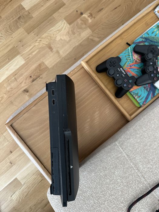 PS3 320 GB два джойстика