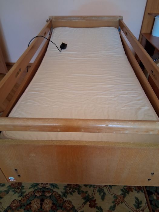 Vând pat de spital electric, și saltea !