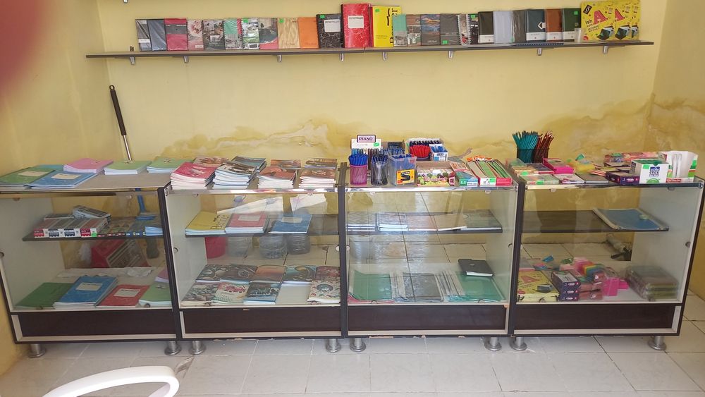 Vitrina mebel sotiladi