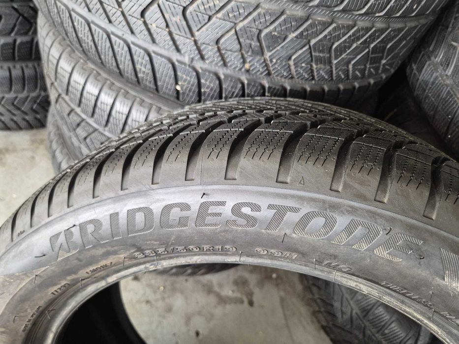 Vând set anvelope iarna bridgestone 235.50.19