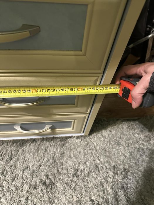 Продавам легло с матрак и бюро