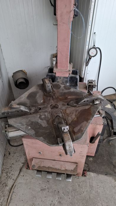 Mașină dejantat anvelope Butler Italia.