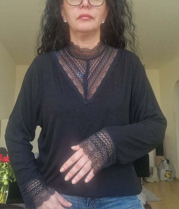 bluză neagră elegantă cu decolteu și manșete din  dantela