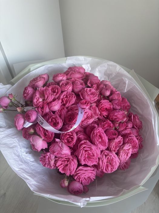 кустовая пионовидная роза