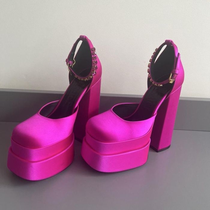 Versace tufli. Malina rang