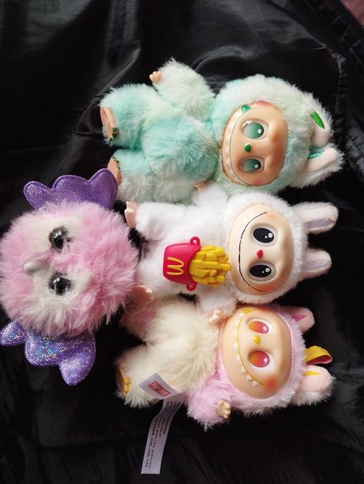 Три играчки лабубу с подарък
