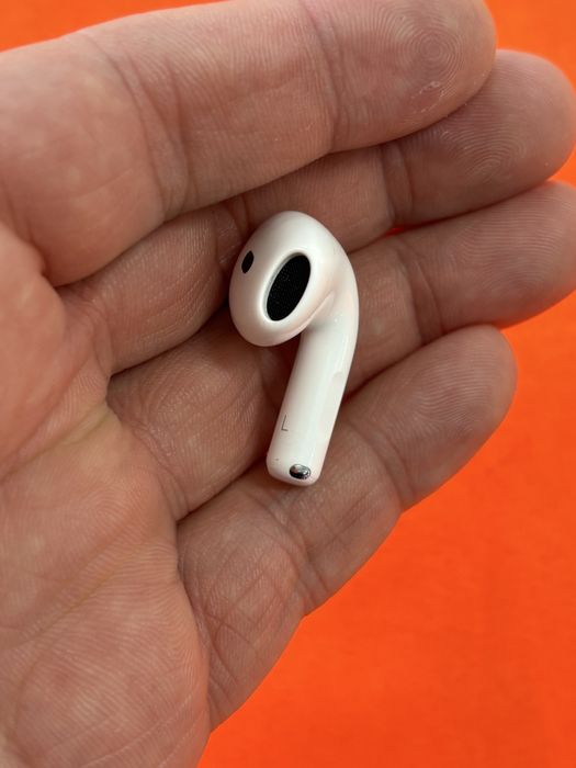 Левое ухо от Airpods 4