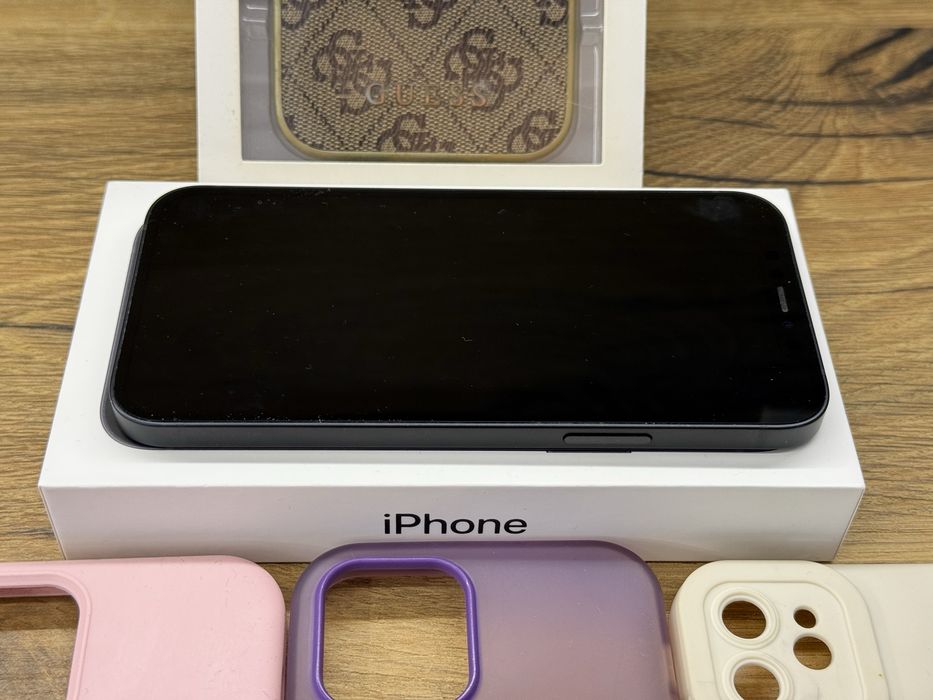 Iphone 12 + 7 кейса и кабел