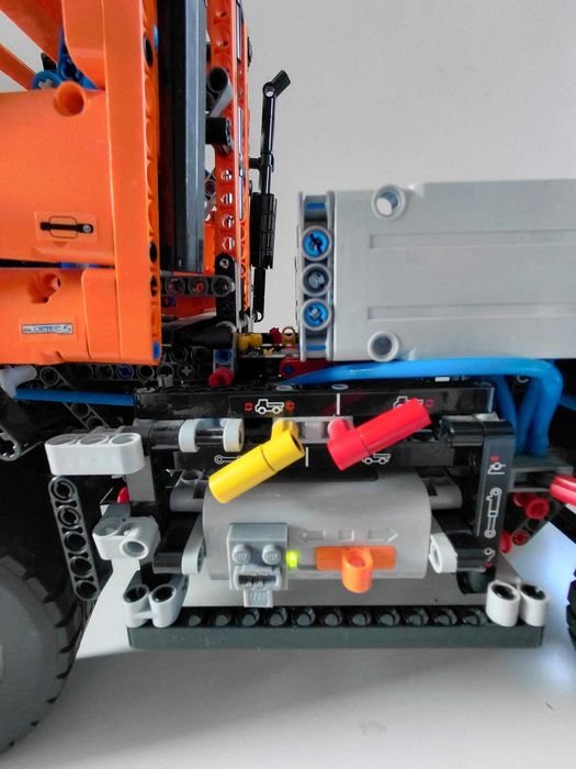 LEGO Technic 8110 Mercedes-Benz Unimog U400