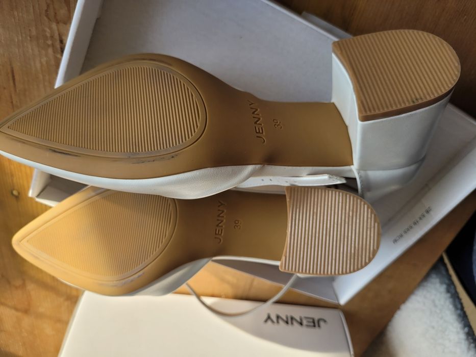 Pantofi albi cu toc mediu