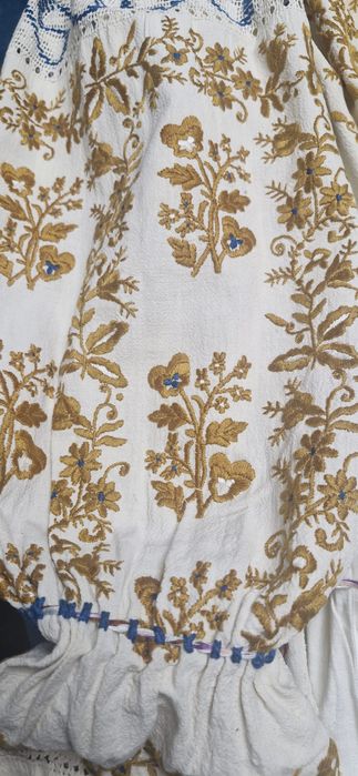 Costum popular  vechi cusut cu mătase