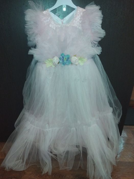 Продаю детскае платье для празников