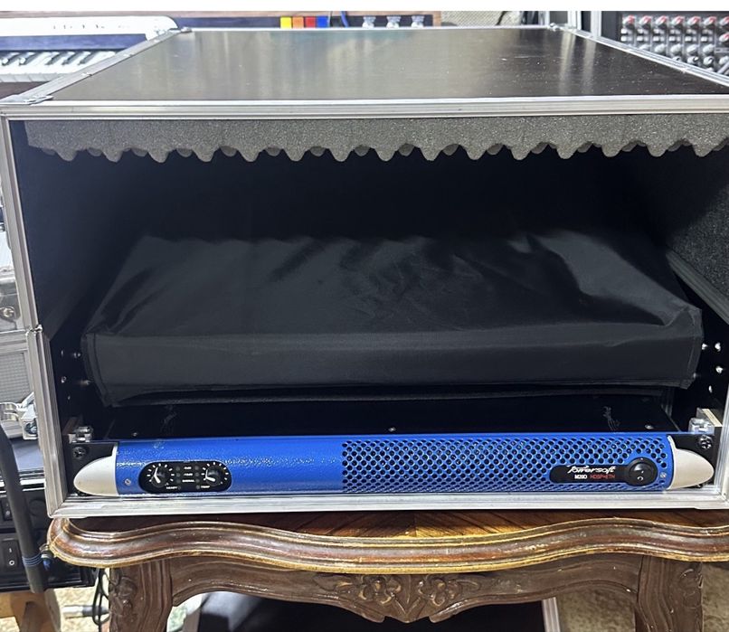 Acest case este bun pentru Midas 32 si Behringer Wing plus o putere de o unitate sau alceva asemanator