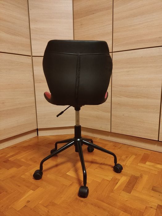 Атрактивен  стол с тапицерия