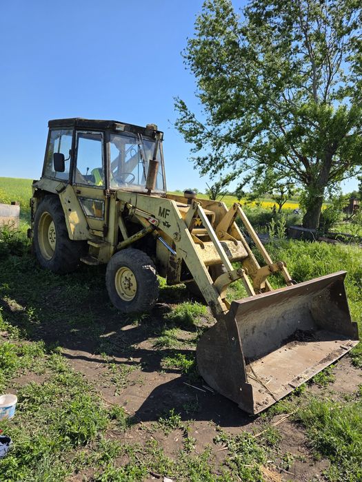 Buldoexcavator MF
