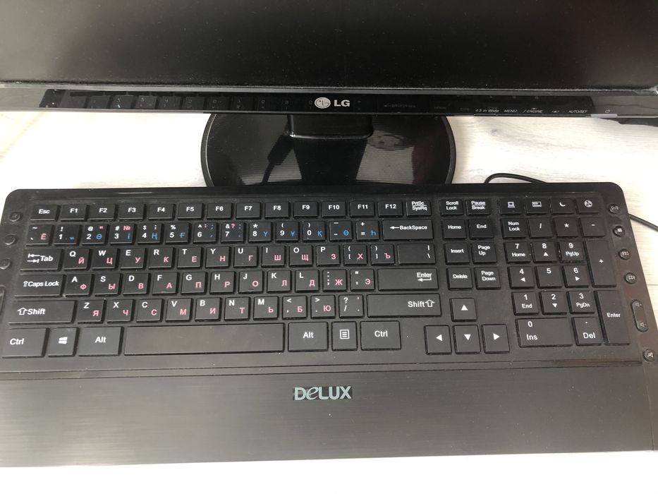 Комплект :монитор ,клавиатура