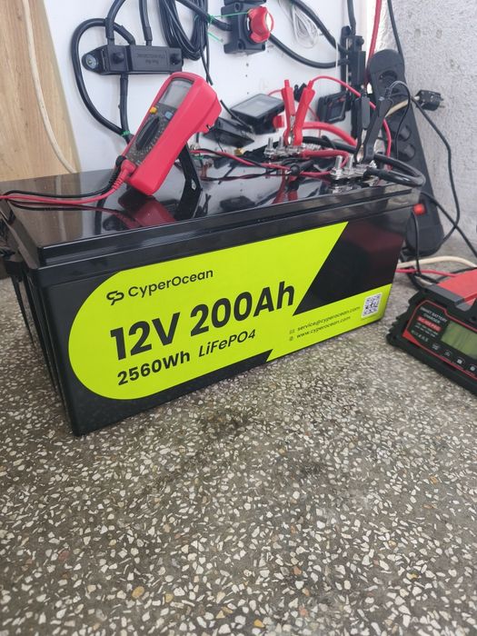 Lifepo4 12v 100ah батерия с блутут и една голяма
