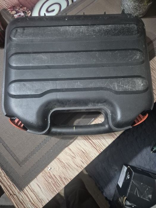 Vând  valiza plastic black&decker