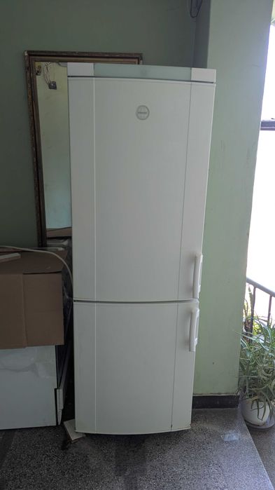 Продавам хладилник с фризер Електролукс