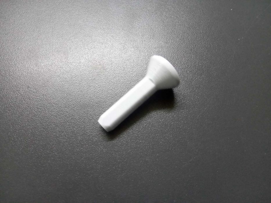 Бутон за сваляне на задни седалки на Toyota Yaris gen 3 - дизайнерски