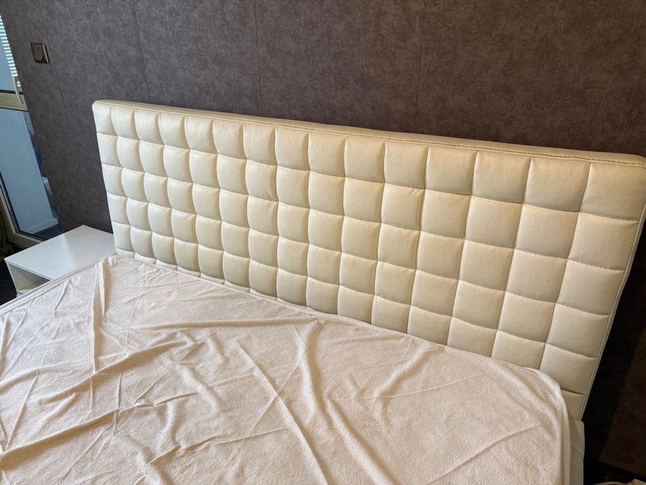 Спалня  със матрак и шкафчета