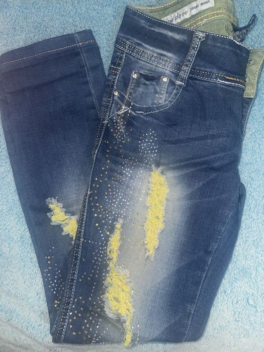 Blugi din Denim S cu strasuri si aspect rupt,pentru o inaltime 1,60 m