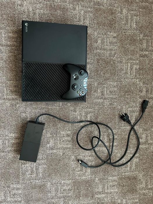 Xbox One 500GB + 9 jocuri – stare foarte bună – gata de jucat