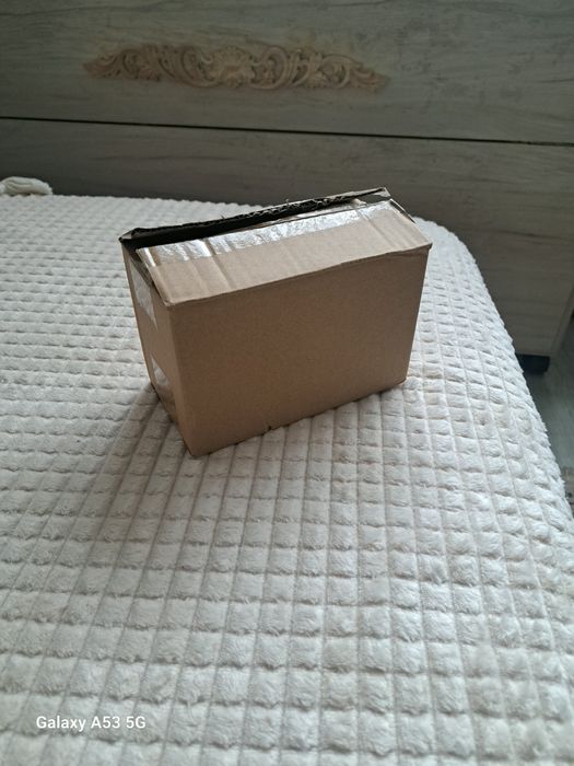 Suport hartie igienica cu loc pentru telefon