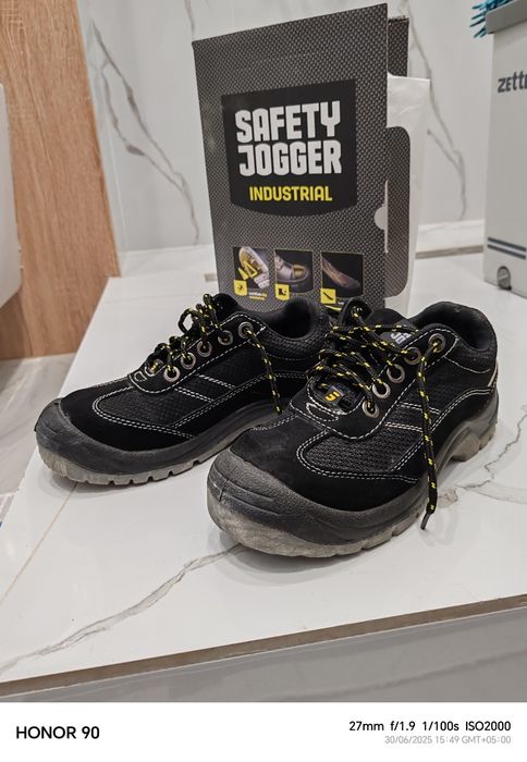 Рабочие кроссовки