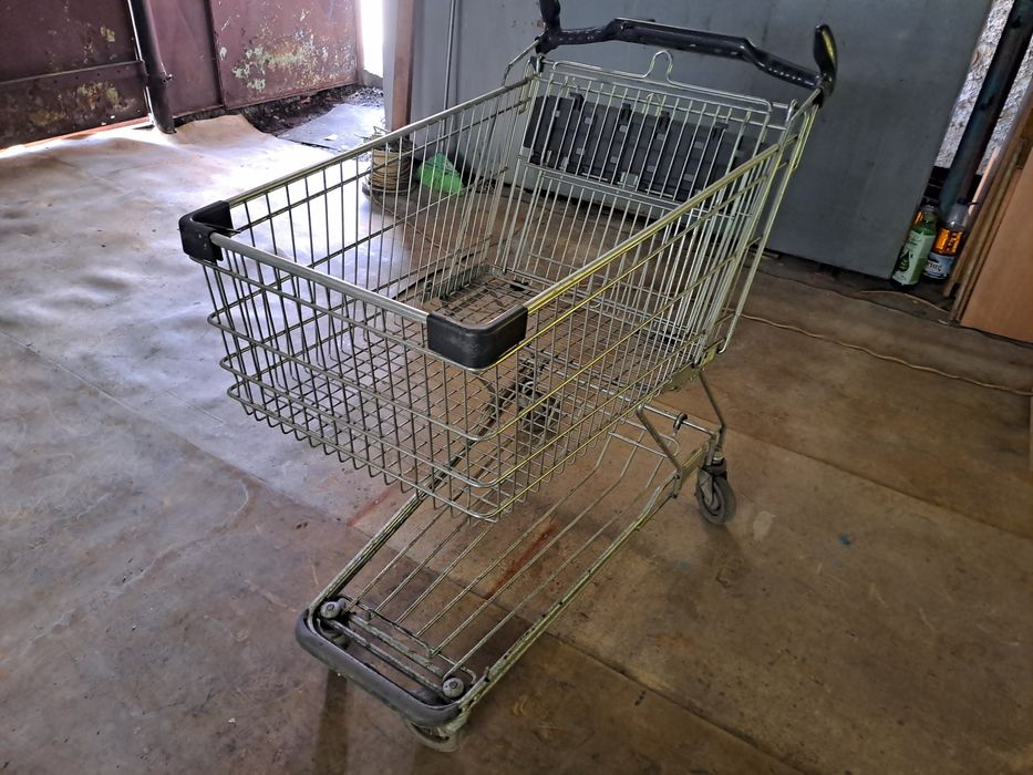 Vand carucior mare folosit la magazinele mari.