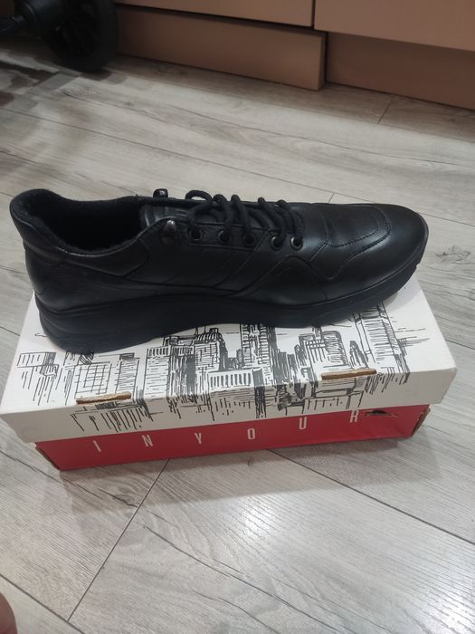 Продам осенние кроссовки 45р