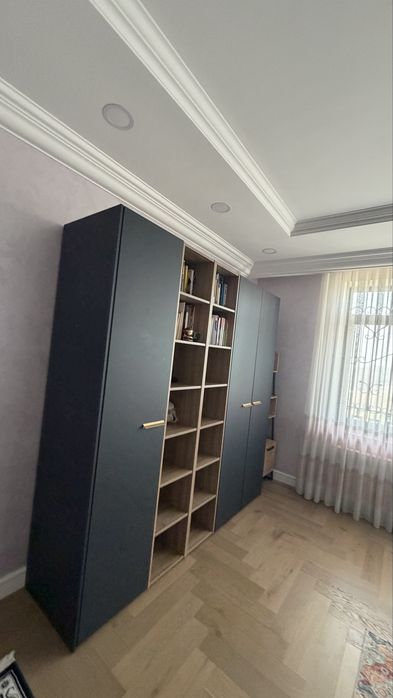 Продаю комплект большой шкаф и кровать
