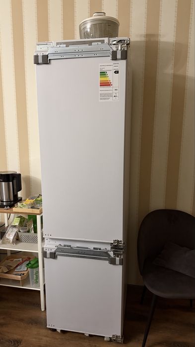 Встраиваемый холодильник Samsung