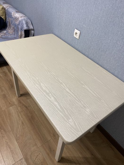 Кухонный стол из дерева