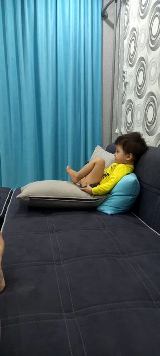 Продам шторы в красивом голубом цвете + 4 подушки.