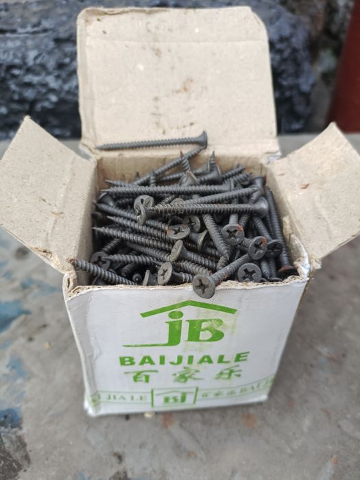 Подаются скобы для стропил и саморезы