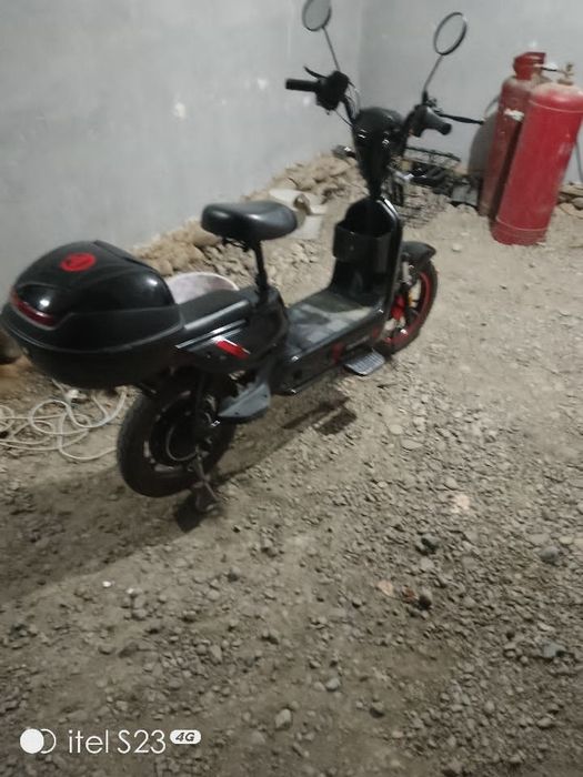 Skuter sotiladi holati yangidak. Pul zarur