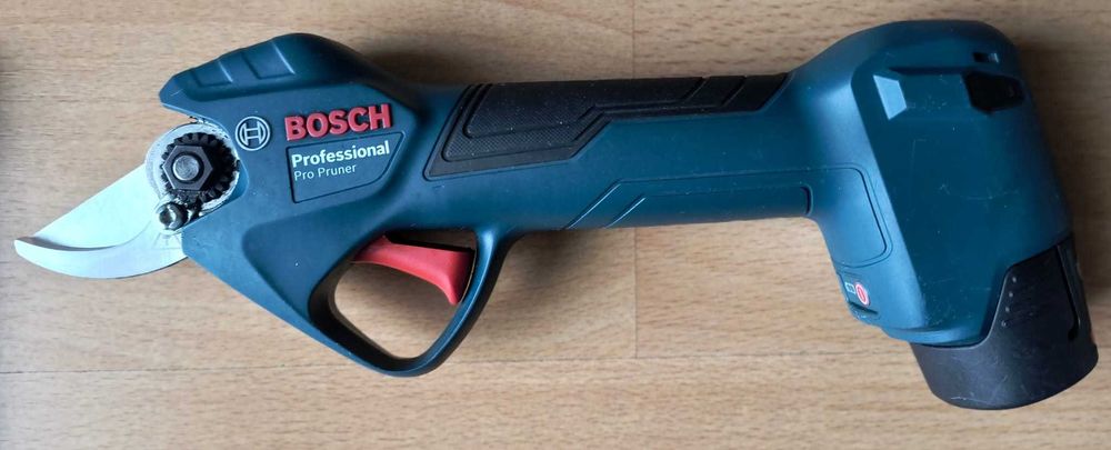 Vând foarfecă electrică BOSCH pentru grădină