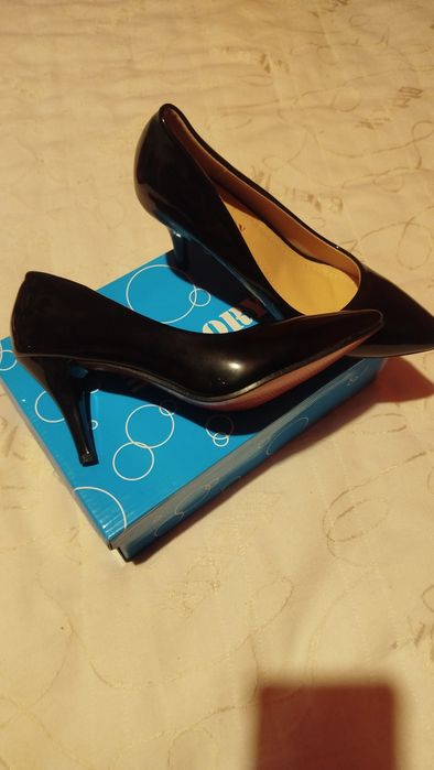 Продавам комплект чисто нови рокля с обувки и чанта 
* цикламена рокля