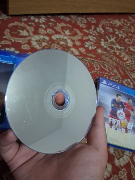 Vând fifa 16 si mad max