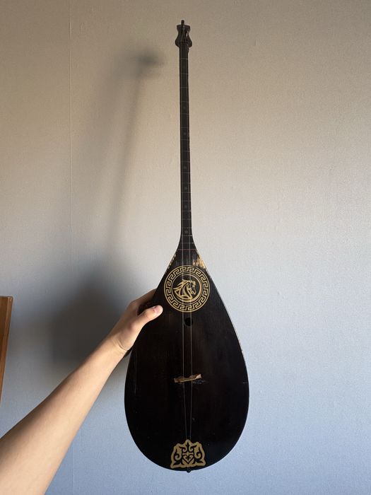 Продаю домбыру черного цвета