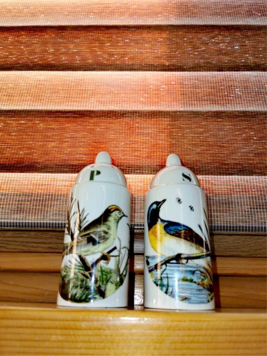 Порцеланов комплект сет сол и пипер солница и пиперик ръчно рисувани.